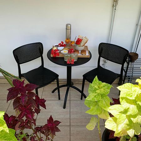 A Tomo Mai Homestay, Close To Airport, Private Bathroom Free Parking And Wifi With High Connection And Breakfast Optional 파페에테 외부 사진